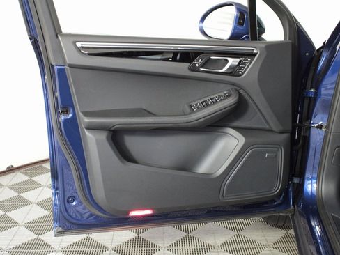 Certified 2025 Porsche Macan image 14
