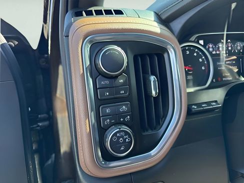 Used 2019 Chevrolet Silverado 1500 High Country w/ Technology Package AWD/4WD image 26