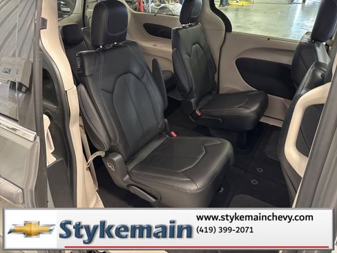 Used 2022 Chrysler Pacifica Touring-L image 17