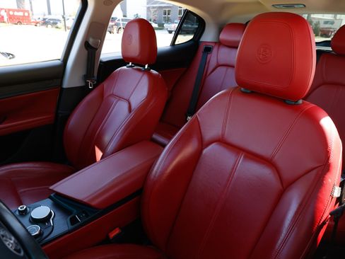 Used 2018 Alfa Romeo Stelvio AWD image 9