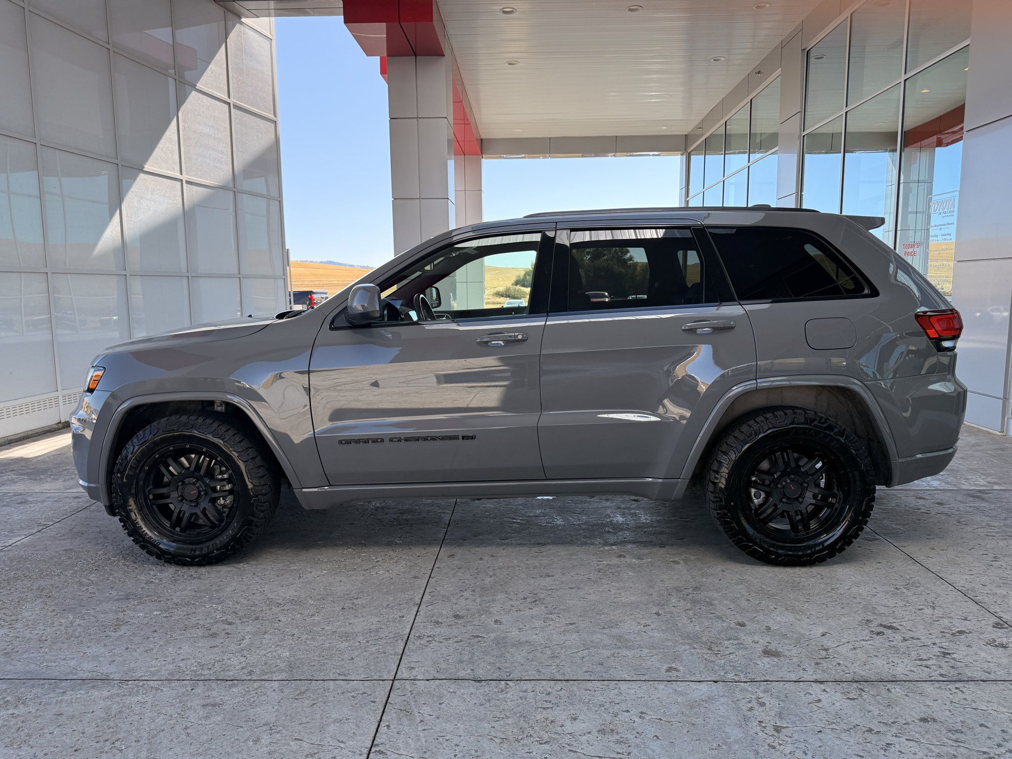 Used 2022 Jeep Grand Cherokee Laredo X RWD image 5