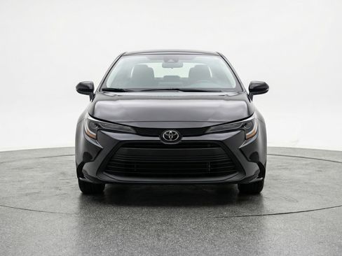Used 2025 Toyota Corolla LE image 2