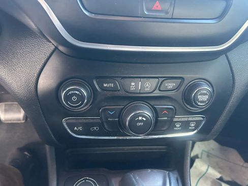 Used 2019 Jeep Cherokee Latitude w/ Popular Appearance Group image 19