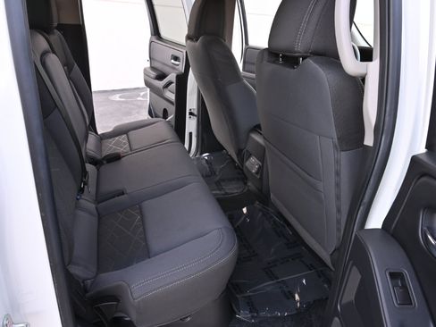 Used 2025 Nissan Frontier SV w/ SV Convenience Package RWD image 15