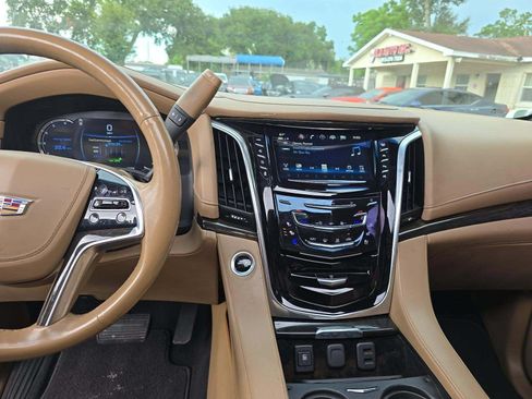 Used 2018 Cadillac Escalade ESV Platinum AWD/4WD image 8