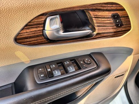 Used 2023 Chrysler Pacifica Limited w/ Uconnect Theater Family Group image 15