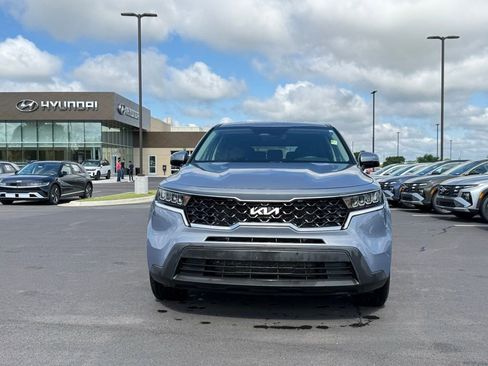 Used 2023 Kia Sorento LX FWD image 2