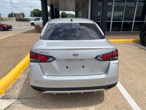 Used 2021 Nissan Versa S FWD image 6