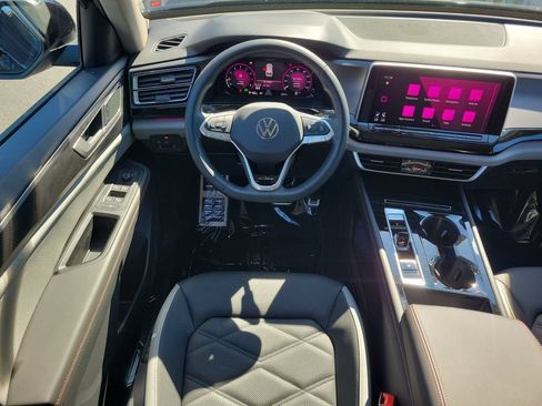 Certified 2025 Volkswagen Atlas Peak Edition SE AWD/4WD image 17
