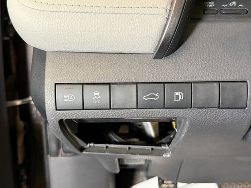 Used 2018 Toyota Camry LE FWD image 17