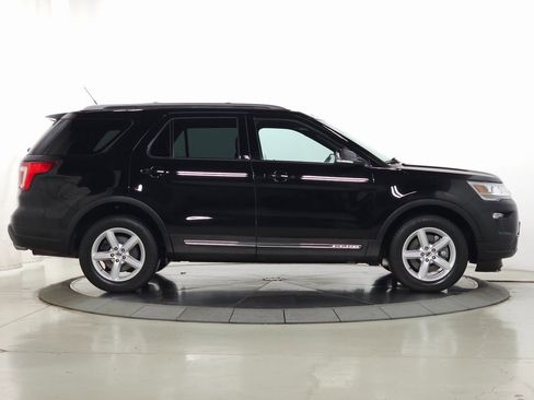 Used 2018 Ford Explorer XLT w/ Equipment Group 202A image 11