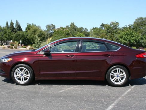 Used 2018 Ford Fusion SE w/ Fusion SE Technology Package FWD image 6