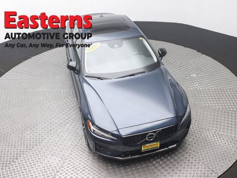 Used 2022 Volvo S60 B5 Momentum image 3