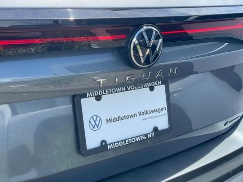 Certified 2025 Volkswagen Tiguan SE AWD/4WD image 32
