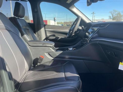 Certified 2025 Jeep Grand Cherokee L Limited w/ Luxury Tech Group II image 16