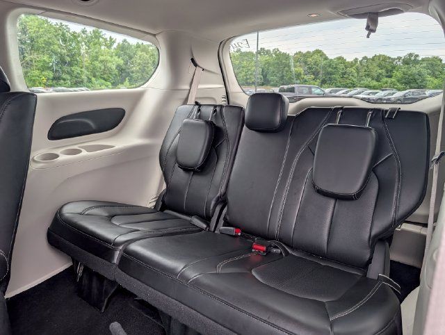 Used 2024 Chrysler Pacifica Limited FWD image 17
