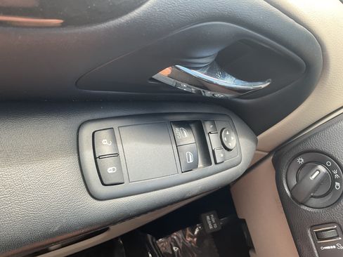 Used 2017 Dodge Grand Caravan SE w/ UConnect Hands-Free Group FWD image 13
