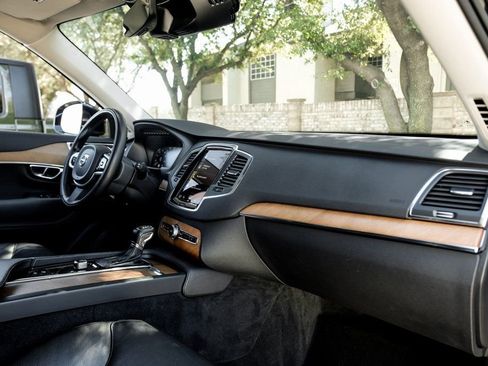 Used 2022 Volvo XC90 T6 Momentum w/ Climate Package image 24