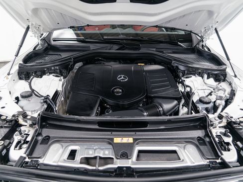 Used 2025 Mercedes-Benz GLC 300 4MATIC image 36