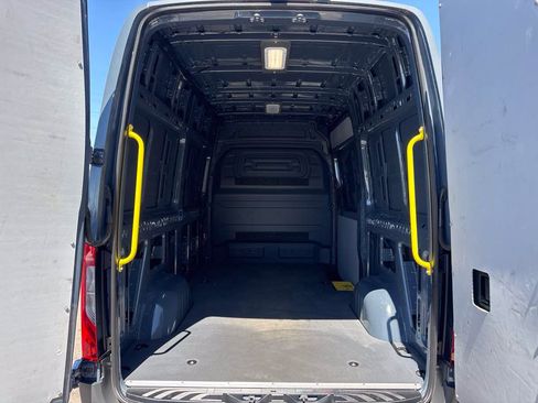 Used 2019 Mercedes-Benz Sprinter 144 image 32