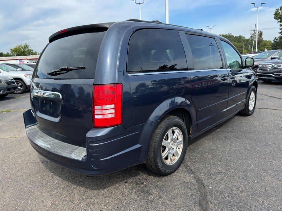 Used 2008 Chrysler Town & Country Touring FWD image 5