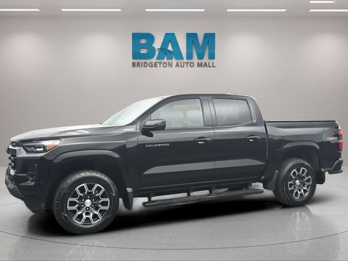 Used 2024 Chevrolet Colorado LT w/ LT Convenience Package III AWD/4WD image 3