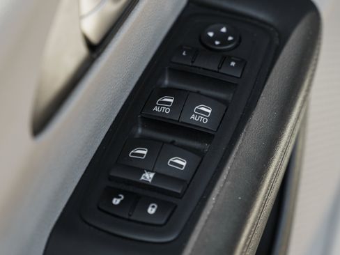 Used 2024 Chrysler Pacifica Touring-L FWD image 22