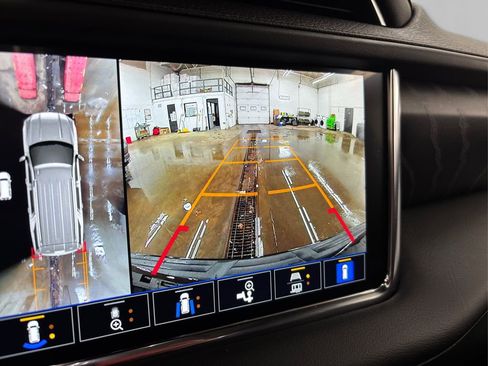 Used 2024 GMC Yukon XL Denali image 35