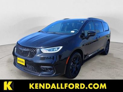 Used 2023 Chrysler Pacifica Limited w/ Uconnect Theater Family Group