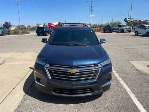 Used 2022 Chevrolet Traverse LT w/ LT Premium Package AWD/4WD image 3
