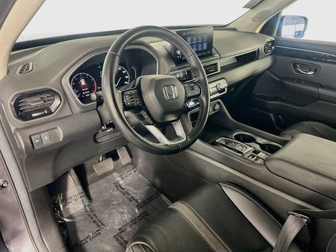 Used 2024 Honda Pilot Touring image 11