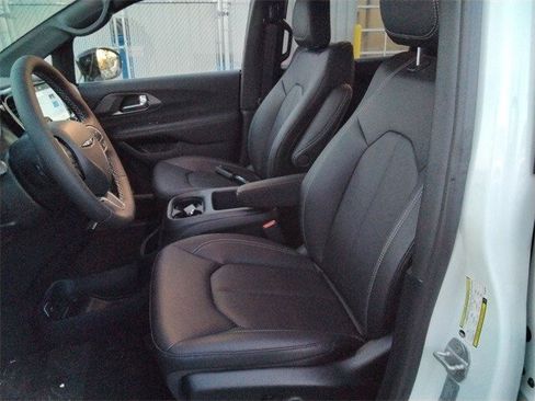 New 2026 Chrysler Voyager LX image 9