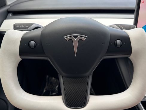 Used 2022 Tesla Model Y Long Range AWD/4WD image 23
