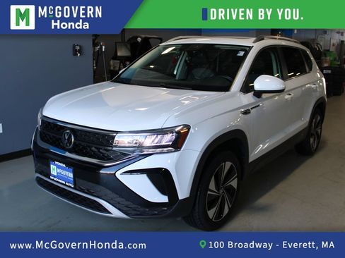 Used 2024 Volkswagen Taos SE w/ Panoramic Sunroof Package AWD/4WD image 1