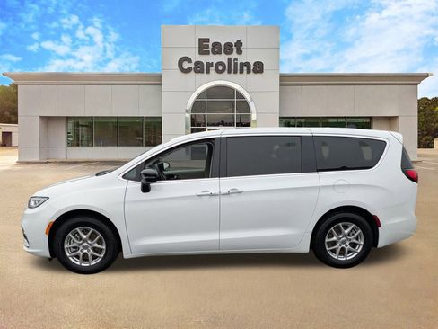 Certified 2024 Chrysler Pacifica Touring-L image 7