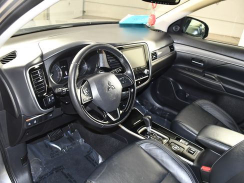 Used 2020 Mitsubishi Outlander SEL AWD/4WD image 2