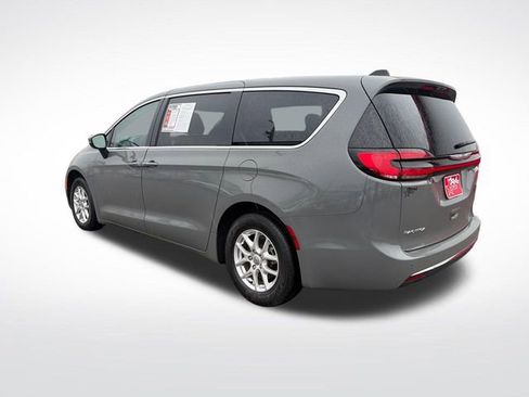 Used 2023 Chrysler Pacifica Touring-L FWD image 4