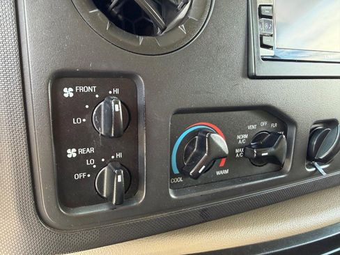 Used 2014 Ford E-350 and Econoline 350 XLT image 32