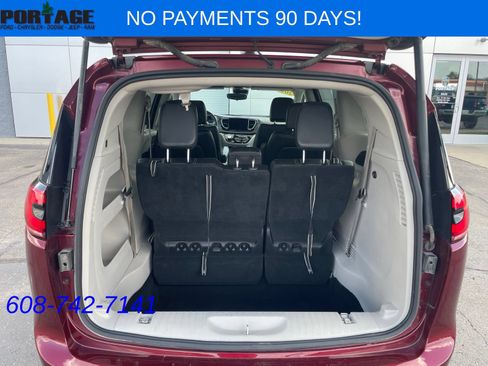 Used 2023 Chrysler Pacifica Touring-L FWD image 6