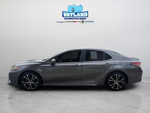 Used 2019 Toyota Camry SE FWD image 2