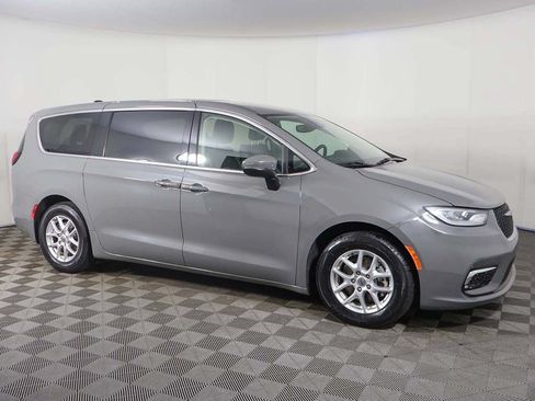 Used 2023 Chrysler Pacifica Touring-L FWD image 16