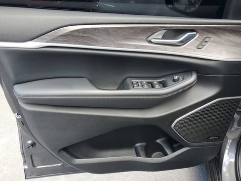 Used 2022 Jeep Grand Cherokee Limited w/ Luxury Tech Group II AWD/4WD image 14