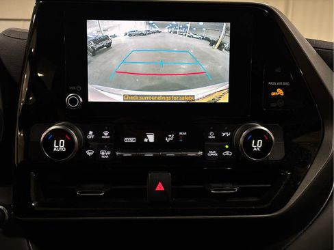 Used 2023 Toyota Highlander LE AWD/4WD image 10