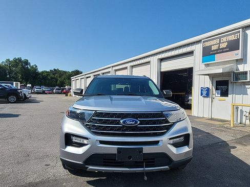 Used 2020 Ford Explorer XLT w/ Equipment Group 202A AWD/4WD image 8