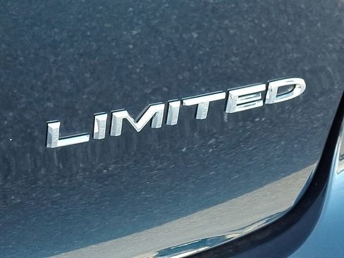 Used 2024 Chrysler Pacifica Limited FWD image 37
