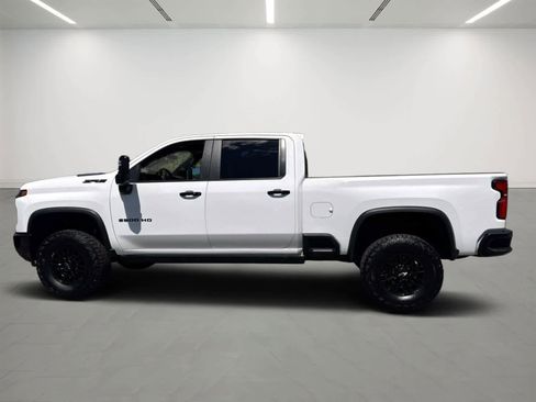 Used 2025 Chevrolet Silverado 2500 ZR2 w/ Technology Package AWD/4WD image 2
