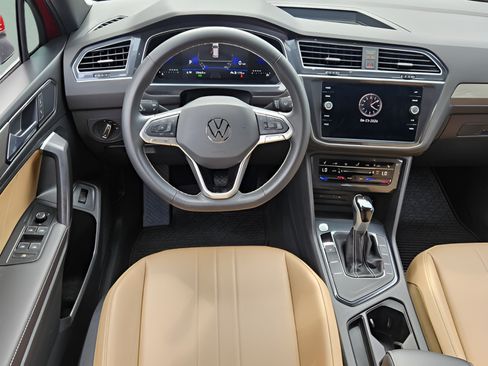 Used 2024 Volkswagen Tiguan SE FWD image 17
