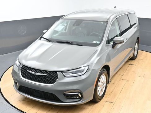 Used 2023 Chrysler Pacifica Touring-L FWD image 4