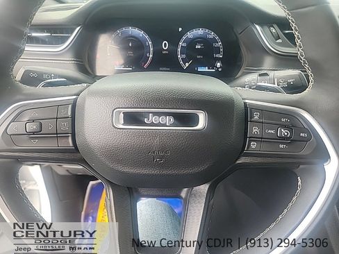 Used 2023 Jeep Grand Cherokee Altitude AWD/4WD image 11