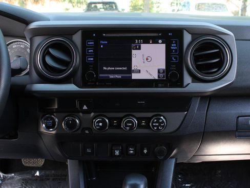 Used 2019 Toyota Tacoma TRD Off-Road AWD/4WD image 11